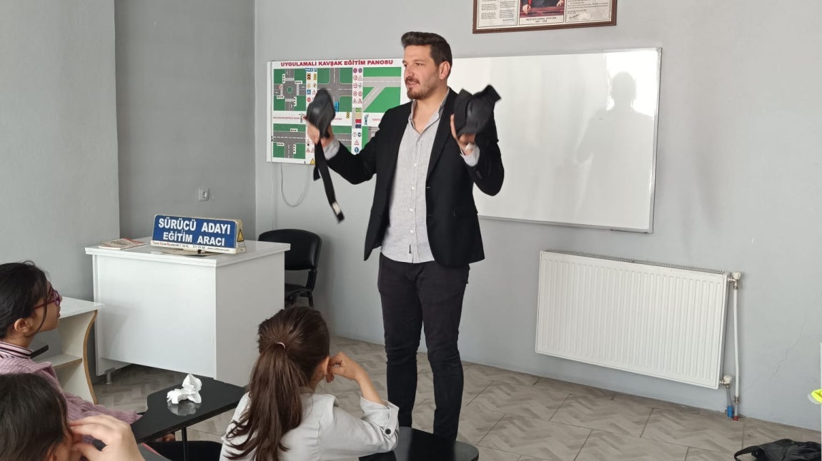  ''Hakkari Başaracağım Diyor'' projesi ''Kurumlar Arası İş Birliği'' faaliyet alanı kapsamında 4/E sınıfı öğrencileri, Şemdini Sürücü Kursunu ziyaret ettiler.