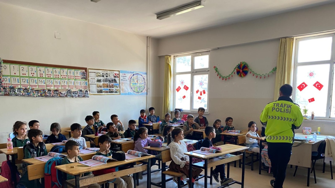 ''Hakkari Başaracağım Diyor'' projesi ''Temel Eğitim'' faaliyet alanı kapsamında okulumuza trafik polisi davet edildi. 