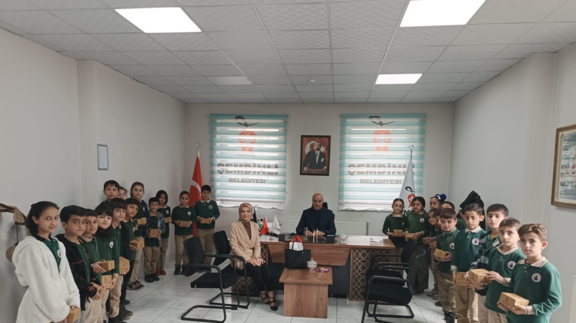  ''Hakkari Başaracağım Diyor'' projesi 'Kurumlar Arası İş Birliği'' faaliyet alanı kapsamında 4/C sınıfı öğrencileri Şemdinli Belediyesini ziyaret ettiler.