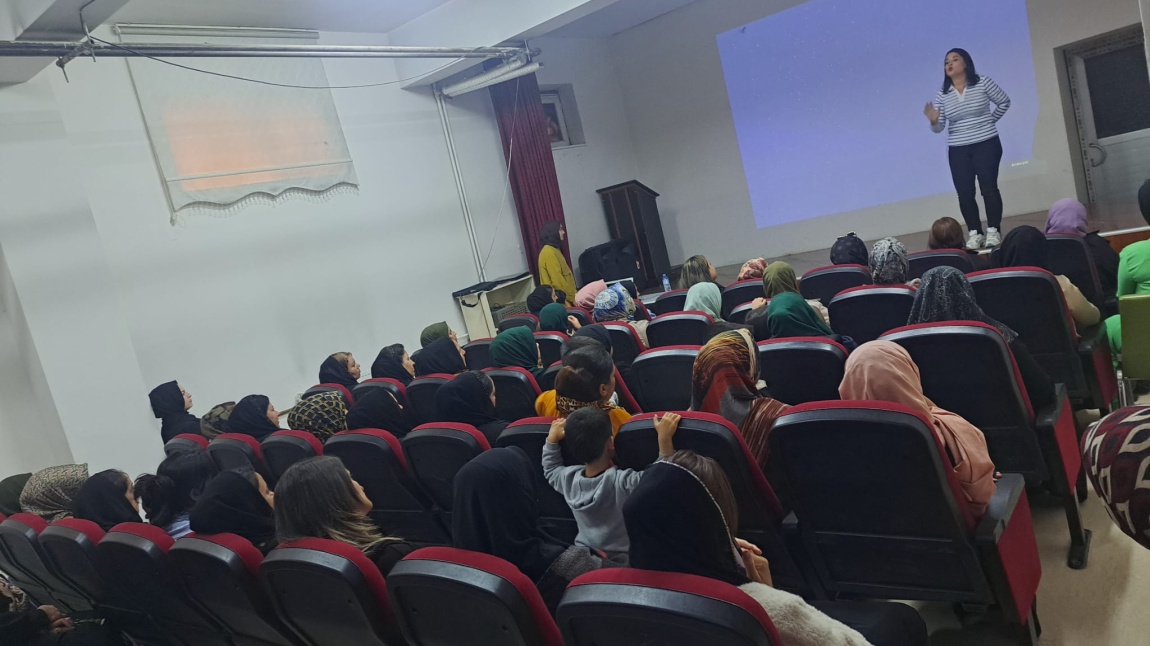  ''Hakkari Başaracağım Diyor'' projesi '' Rehberlik '' faaliyeti kapsamında velilerimize yönelik, bulaşıcı hastalık ve hijyen konusunda eğitim hemşiresi Nilgün ŞEN tarafından seminer verildi.